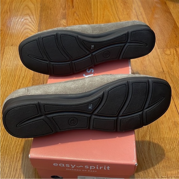 Easy Spirit Womens Loafers 7M Wynter
Medium Natural
Suede Leather Comfort - Picture 4 of 8